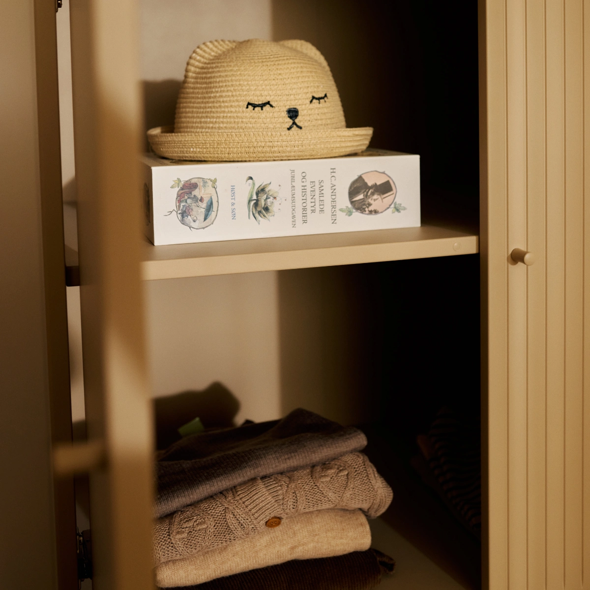 SAGA系列 2門2抽櫥櫃(直序型紋理)-白:圖片 4